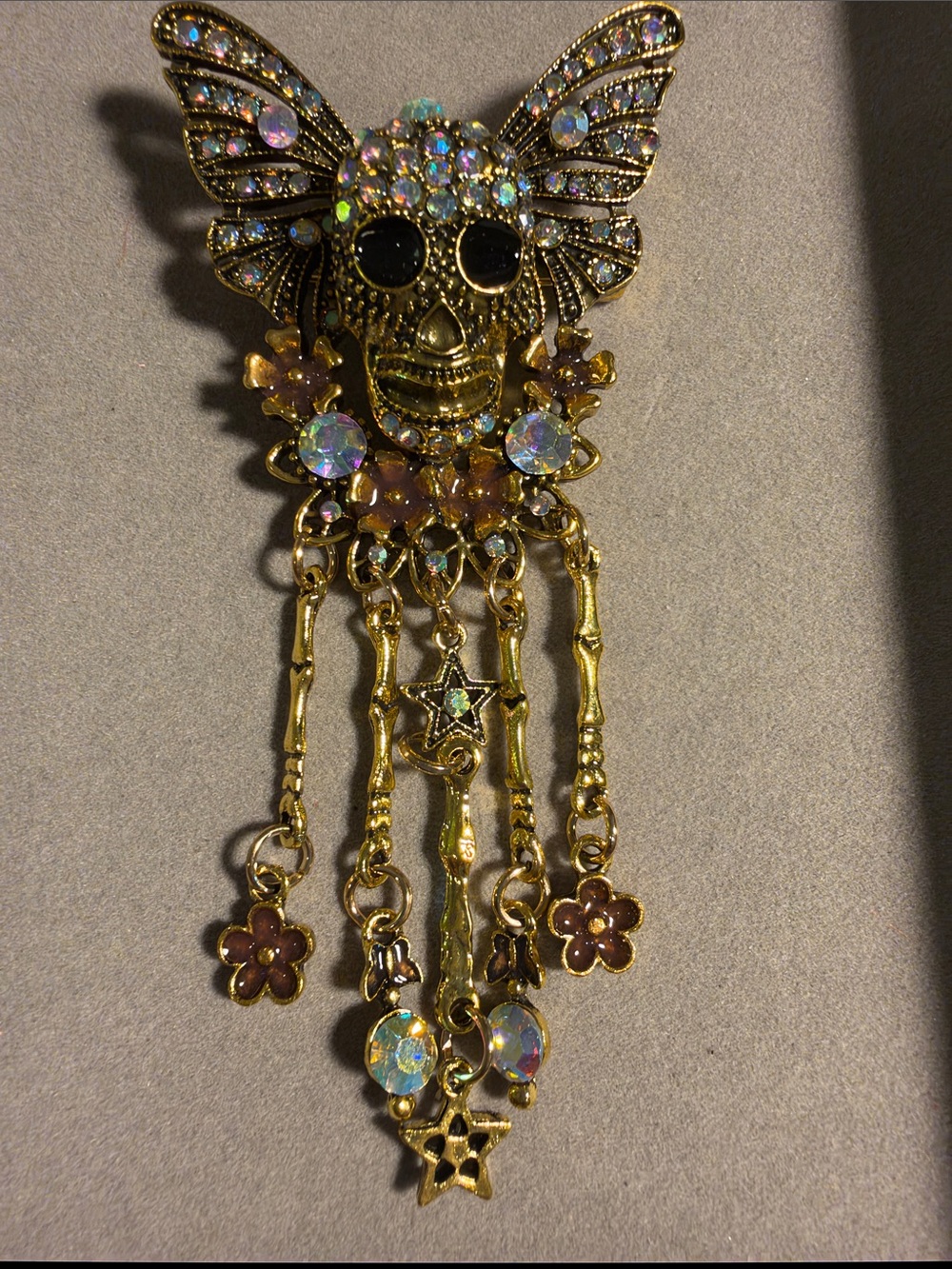 Gold-Tone Rhinestone Skull & Dangle Brooch in Iridescent Gold NWOT P04